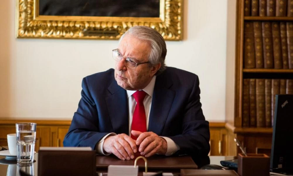 Ρουβίκωνας: Παρέμβαση στο σπίτι του Γιώργου Μπαμπινιώτη